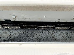 エアコン送風口　黒ずみはカビ菌です